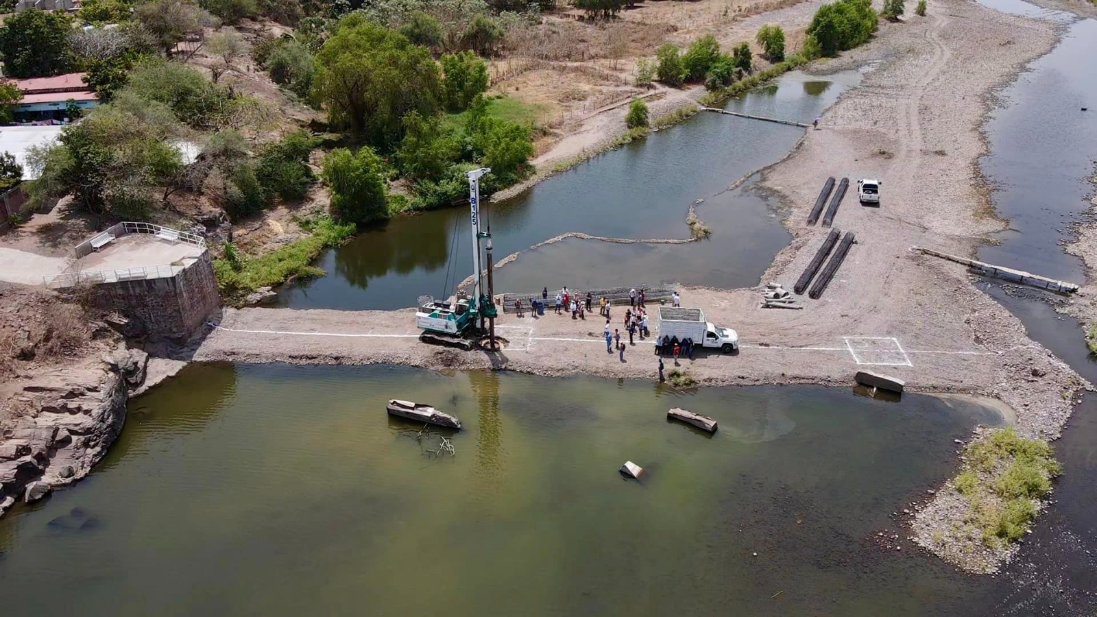 Construye gobierno del estado puente peatonal la poza en Zirándaro, en la región de Tierra Caliente
