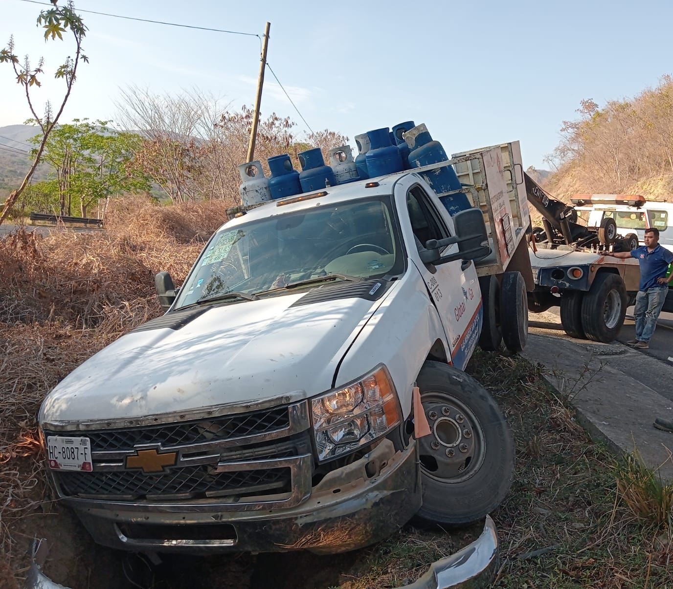 Camioneta de “Global Gas” se sale de la Acapulco-Zihuatanejo