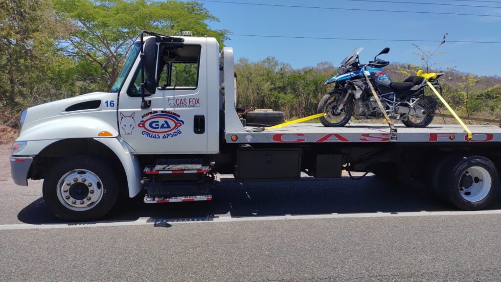 Derrapan motociclistas por bache en la carretera mejorada Feliciano-Ixtapa