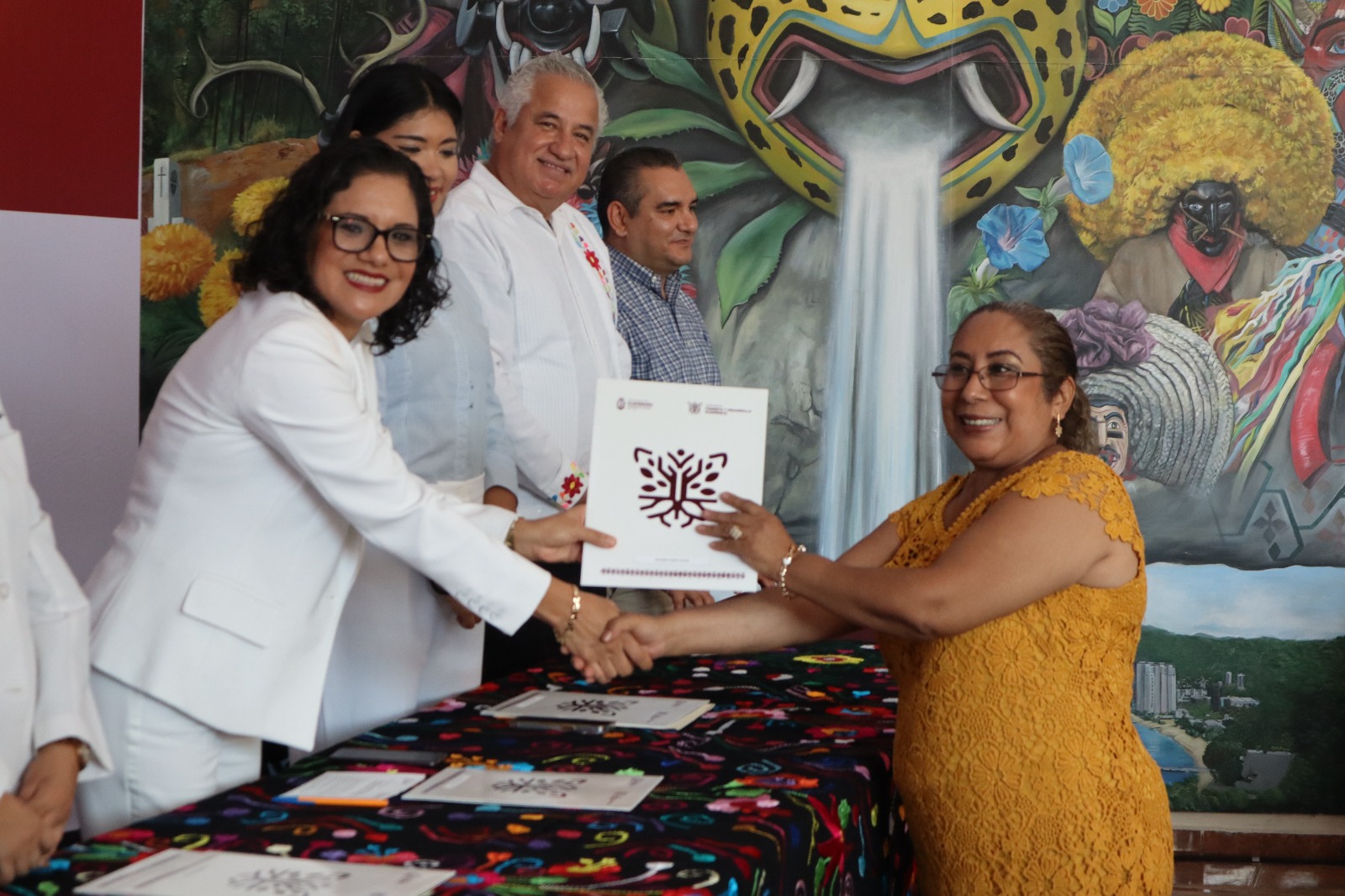 Entrega sefodeco tablas nutrimentales de diversos productos guerrerenses