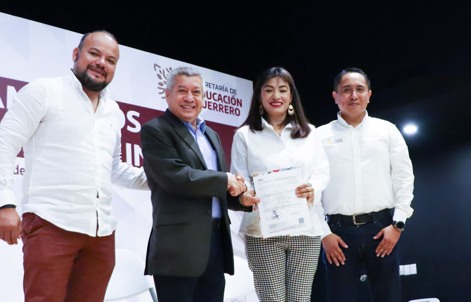 Entrega SEG 103 nombramientos de regularización de clave en inglés a docentes de preescolar y primaria de todo el estado