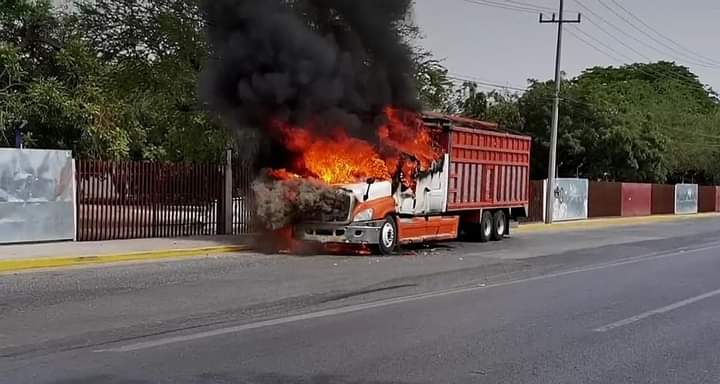 Armados incendian un camión en Iguala
