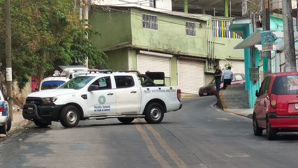 En Acapulco… Dejan cabeza de un decapitado en cofre de un taxi y el resto del cuerpo en la cajuela