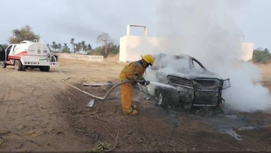 En Plan de Los Amates, Acapulco… Incendian una camioneta y dejan a 3 hombres amarrados y golpeados