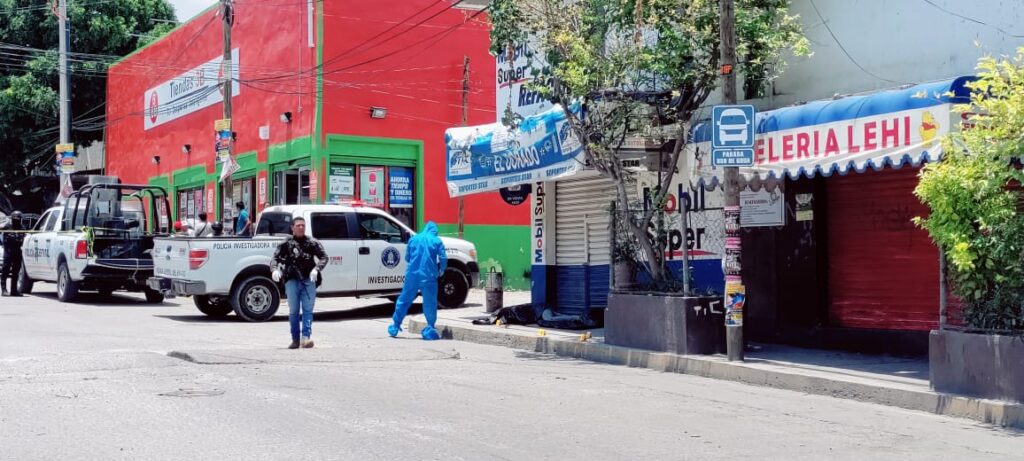 Ejecutan de 7 balazos a un hombre frente a una primaria, en Chilpancingo