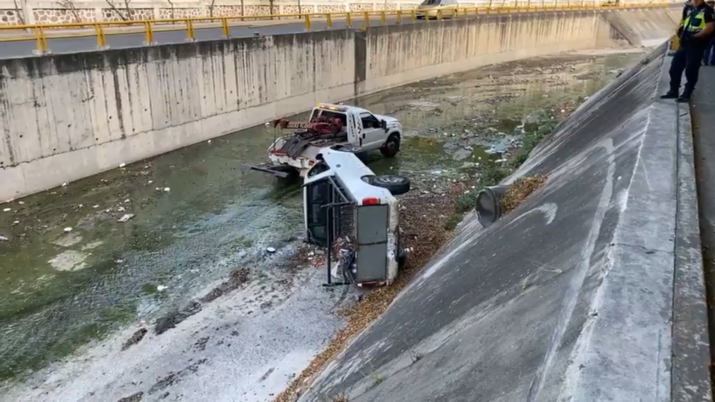 Chilpancingo… Chofer pierde control del volante y camioneta cae al río Huacapa