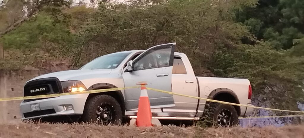 En la carretera federal de El Ocotito a Buena Vista de la Salud… Atacan y lesionan a balazos a 2 ocupantes de una camioneta; el conductor está grave