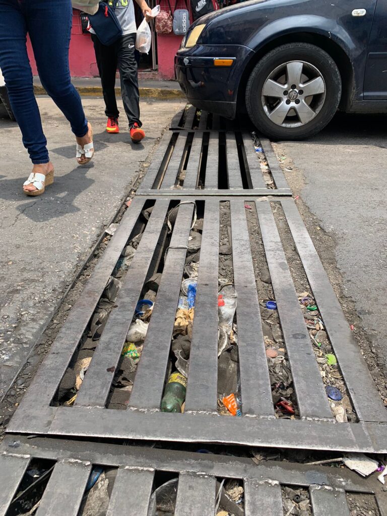 En Chilpancingo… Las alcantarillas de las calles del centro de la ciudad, taponadas por la basura