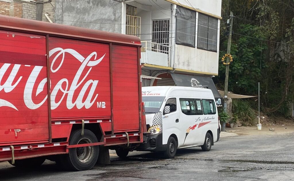 Atacan y ejecutan al chofer de una urvan y dejan herida a una mujer, en Acapulco