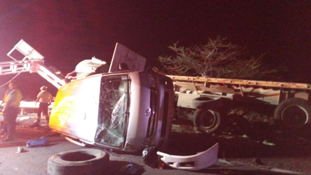 En la autopista del Sol… Choca tráiler con urvan; 9 muertos y 8 heridos