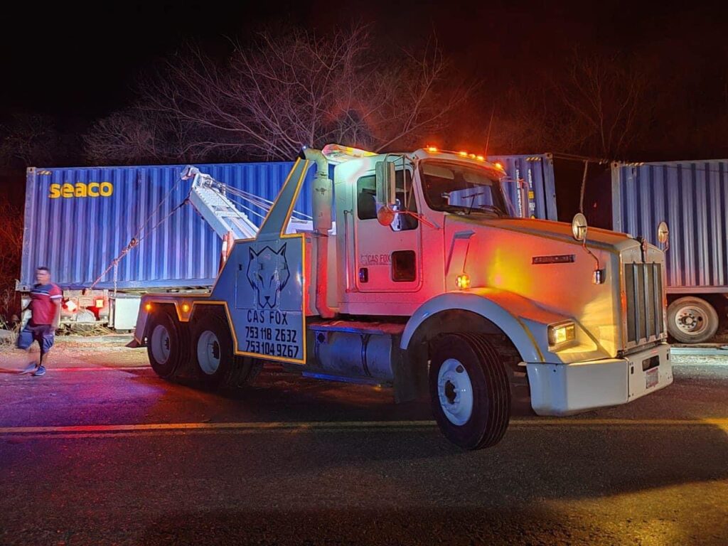 Trailer se sale de la autopista Siglo XXI
