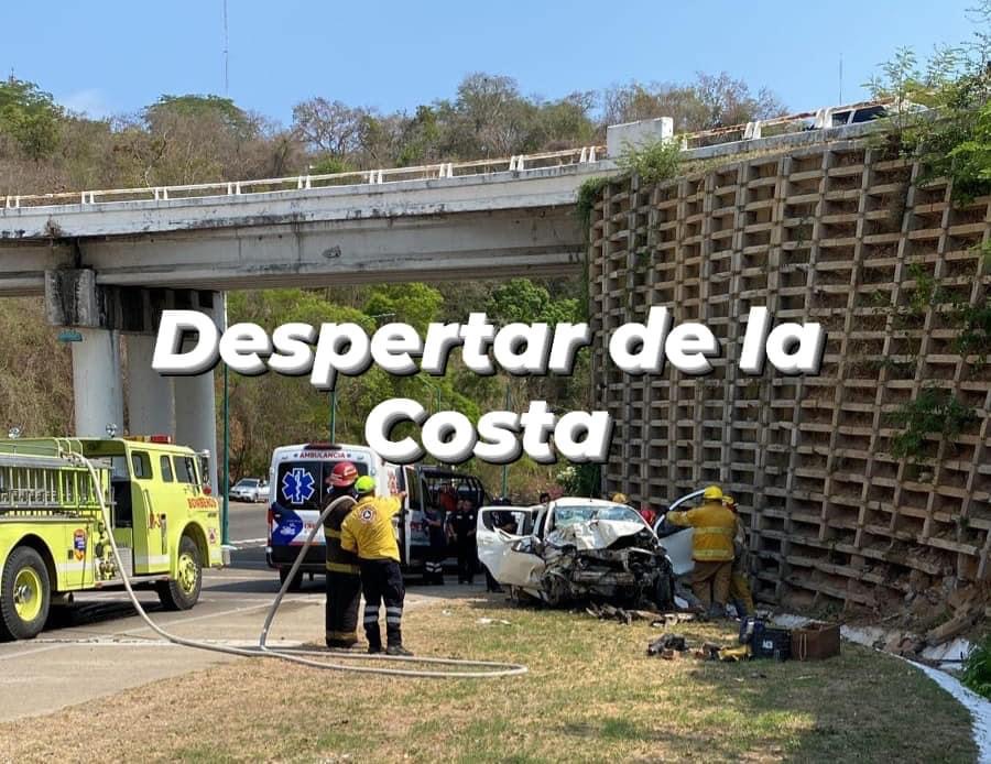 Muere mujer al chocar su vehículo en Ixtapa