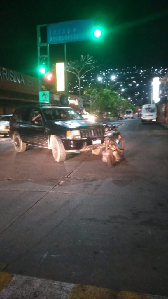 Camioneta en sentido contrario choca a mujer motociclista