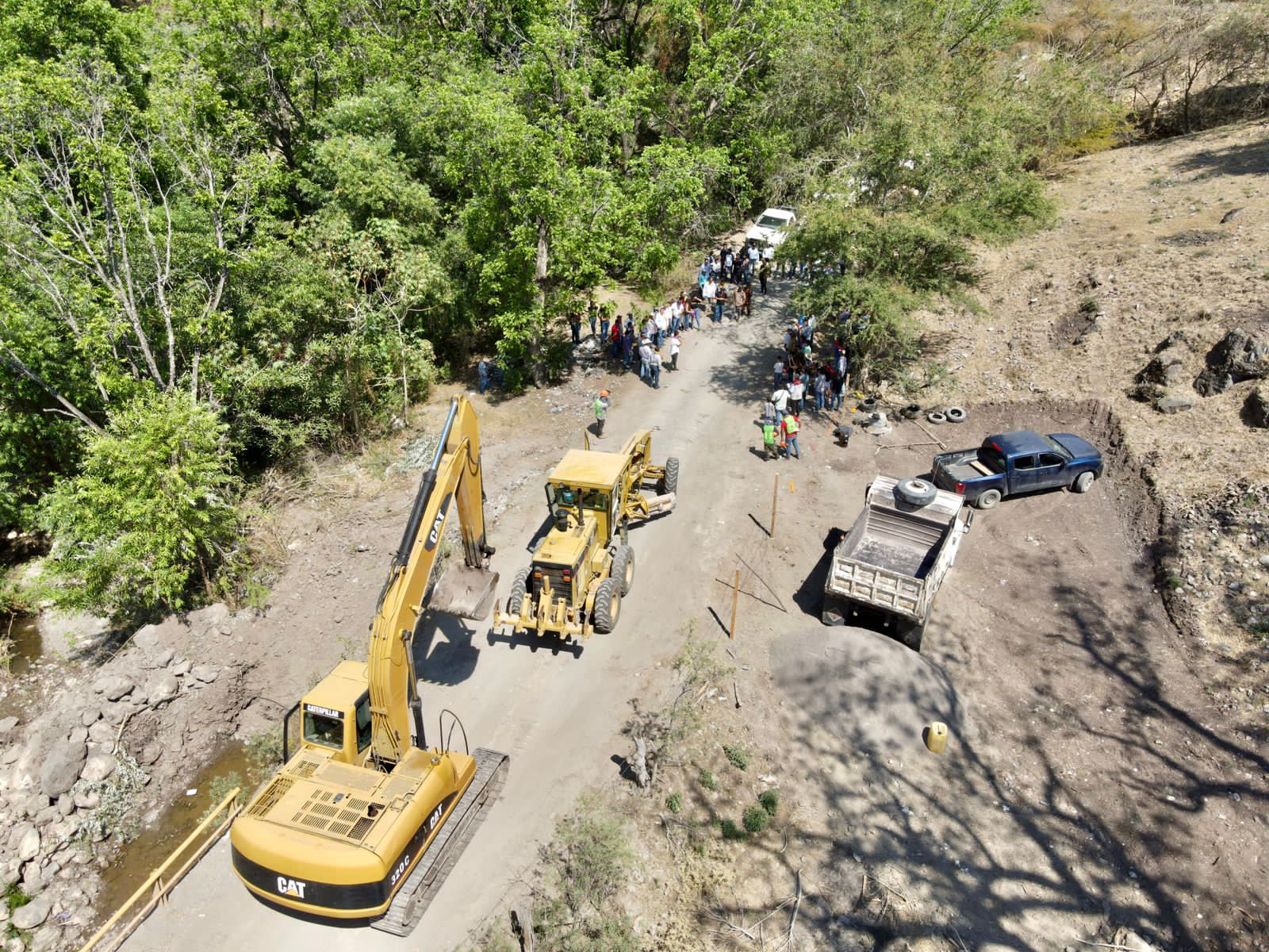 Inicia en la sierra la pavimentación del camino puerto del varal-corral de piedra