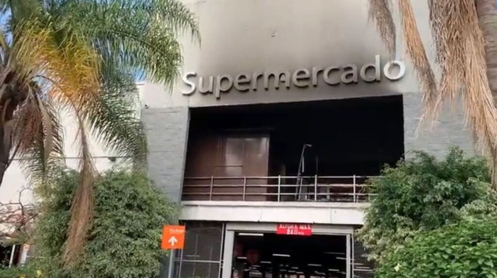 Se registra incendio en un local en plaza comercial de Cuernavaca