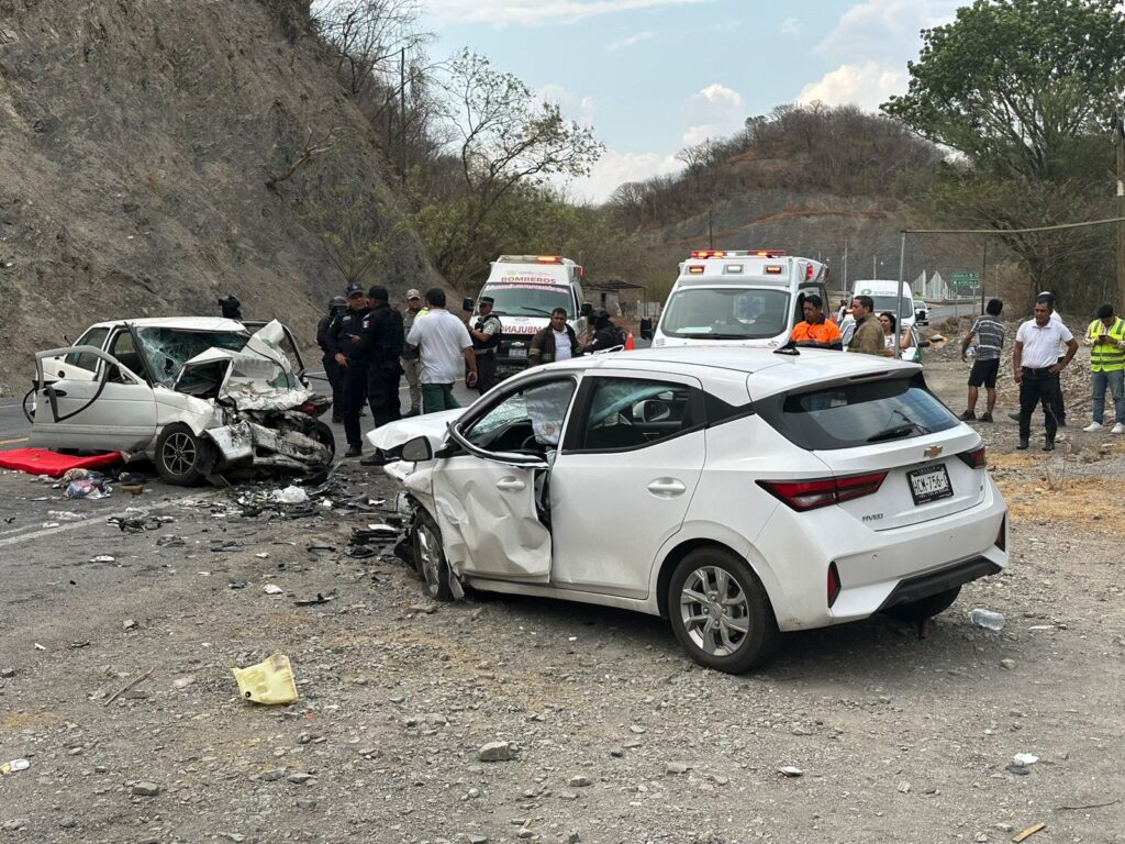 En la carretera federal Iguala-Chilpancingo… Un muerto y cuatro lesionados deja choque entre tres vehículos