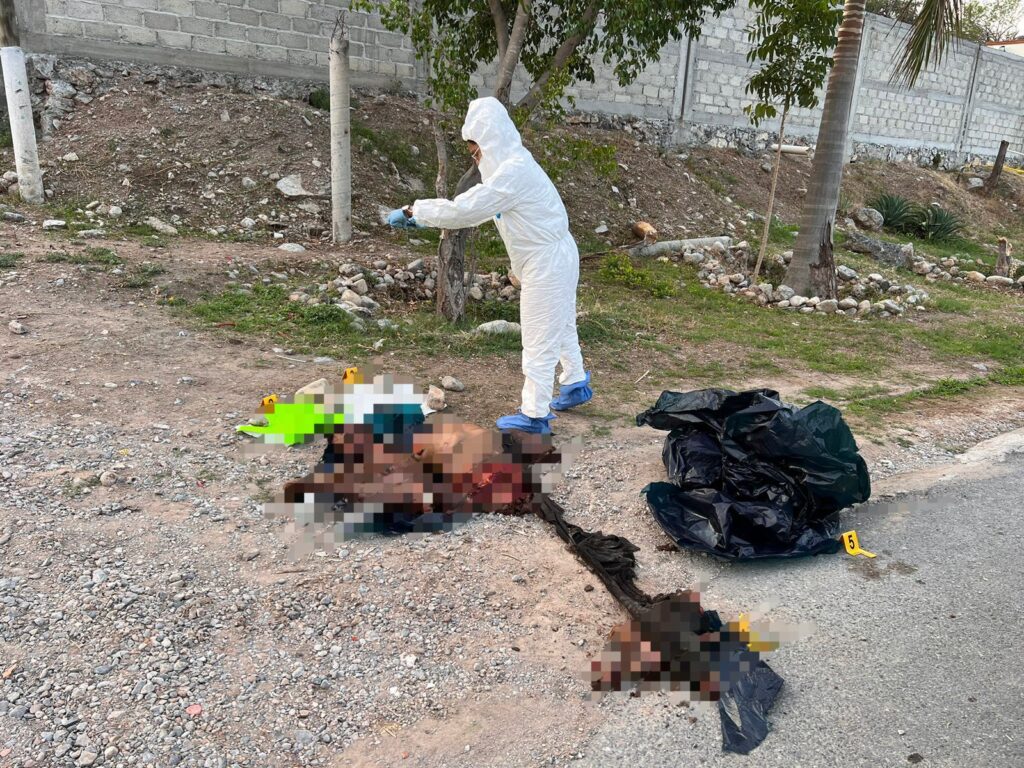 Sobre la carretera federal a Taxco… Sacan de bolsas y riegan los restos de un hombre desmembrado, en Iguala