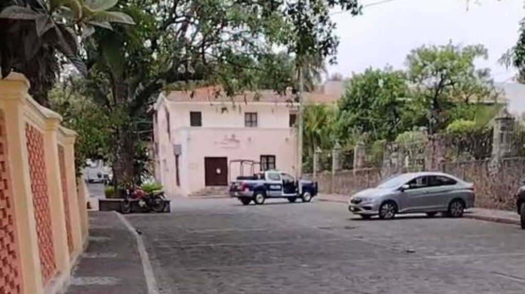 Queda sin vida en las puertas de una iglesia tras dispararse, en Acapantzingo, Cuernavaca
