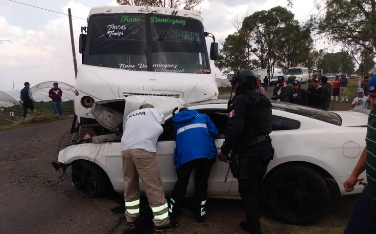 Camión de pasajeros choca contra un auto, en Tlalpujahua; hay un muerto