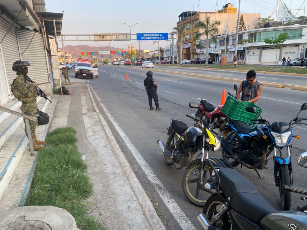 Operativo a motociclistas en el bulevar paseo de Zihuatanejo