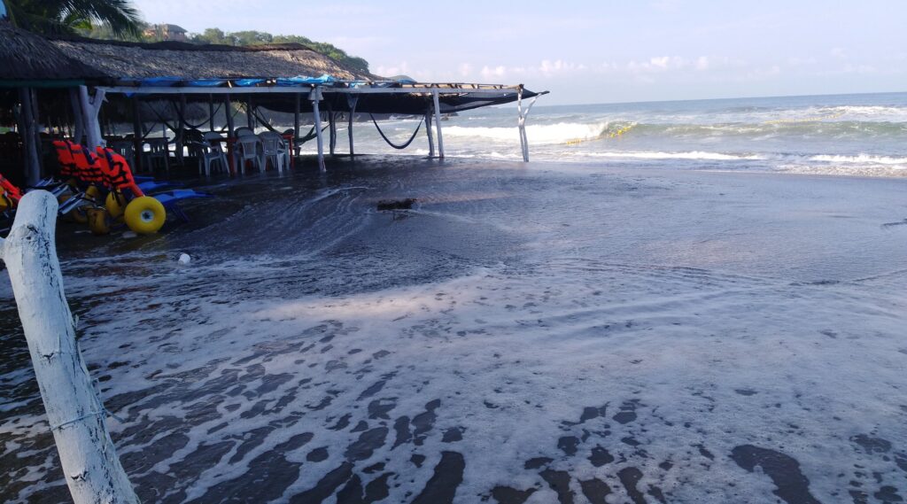 Mar de fondo afecta a restauranteros y enramaderos de varias playas de Tecpan
