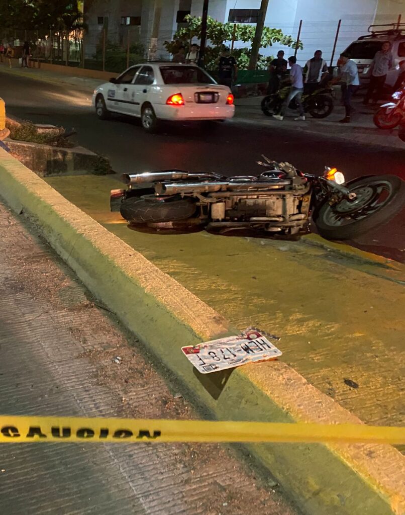 Muere motociclista al chocar contra un auto en Paseo de Zihuatanejo