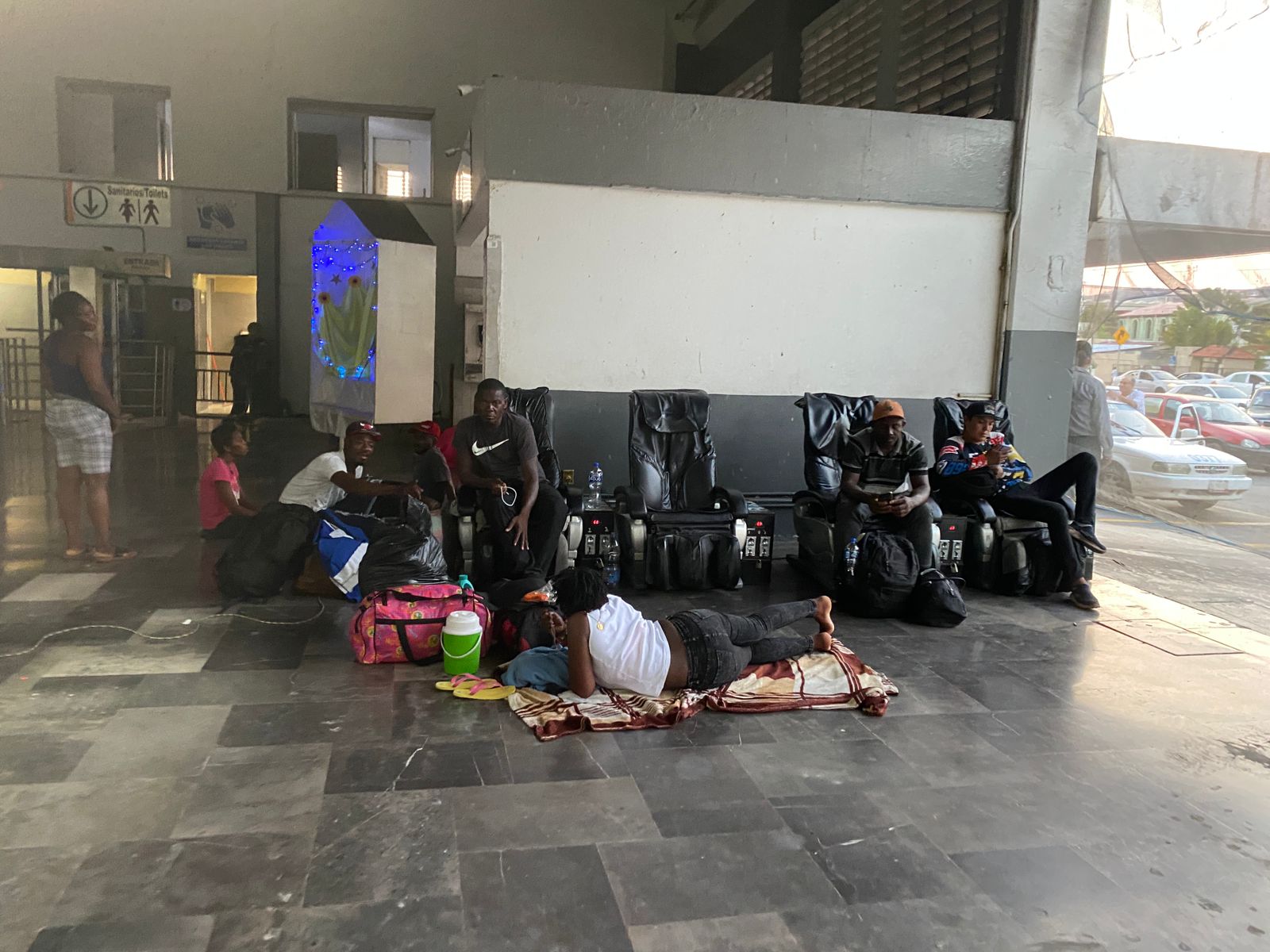 Haitianos permanecerán en la central de autobuses de Zihuatanejo al no poder resolver su documentación en Migración