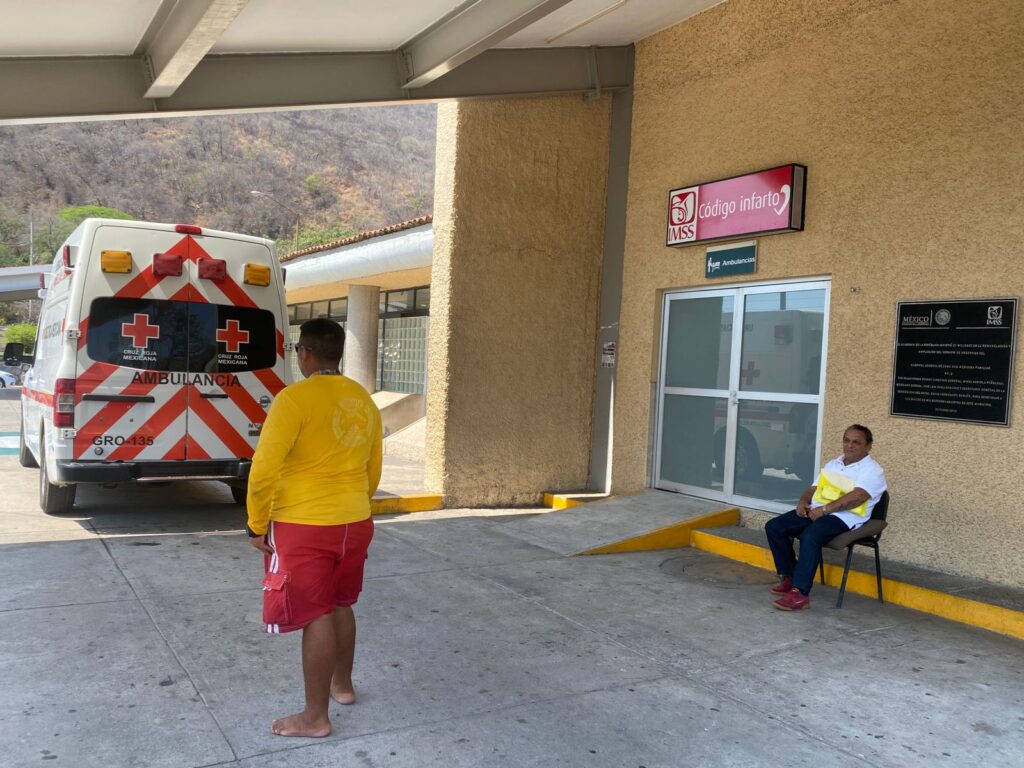 Niño a punto de ahogarse en el hotel Krystal es trasladado al Hospital del IMSS