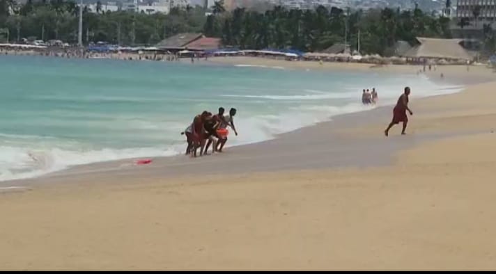 Salvavidas de la promotora de playas rescatan a bañista adolescente en playa de acapulco