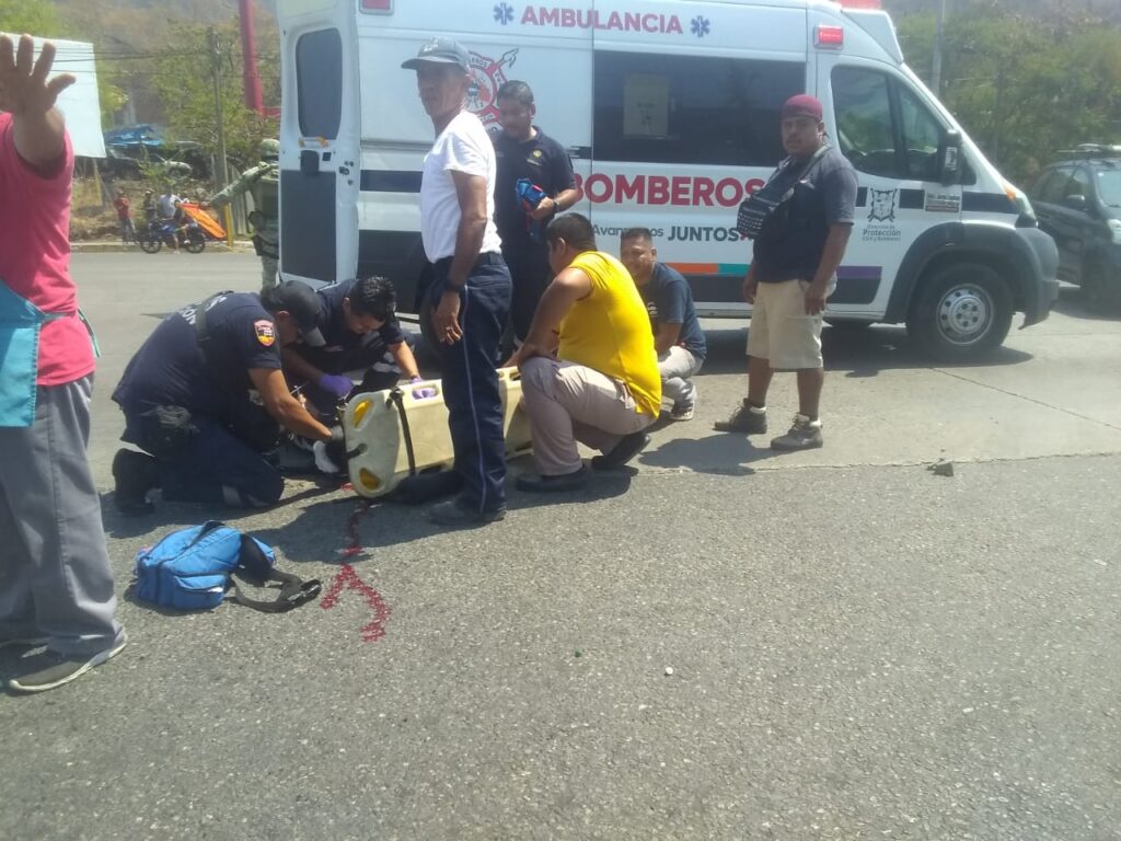Motociclista se lesiona al chocar en Paseo de Zihuatanejo