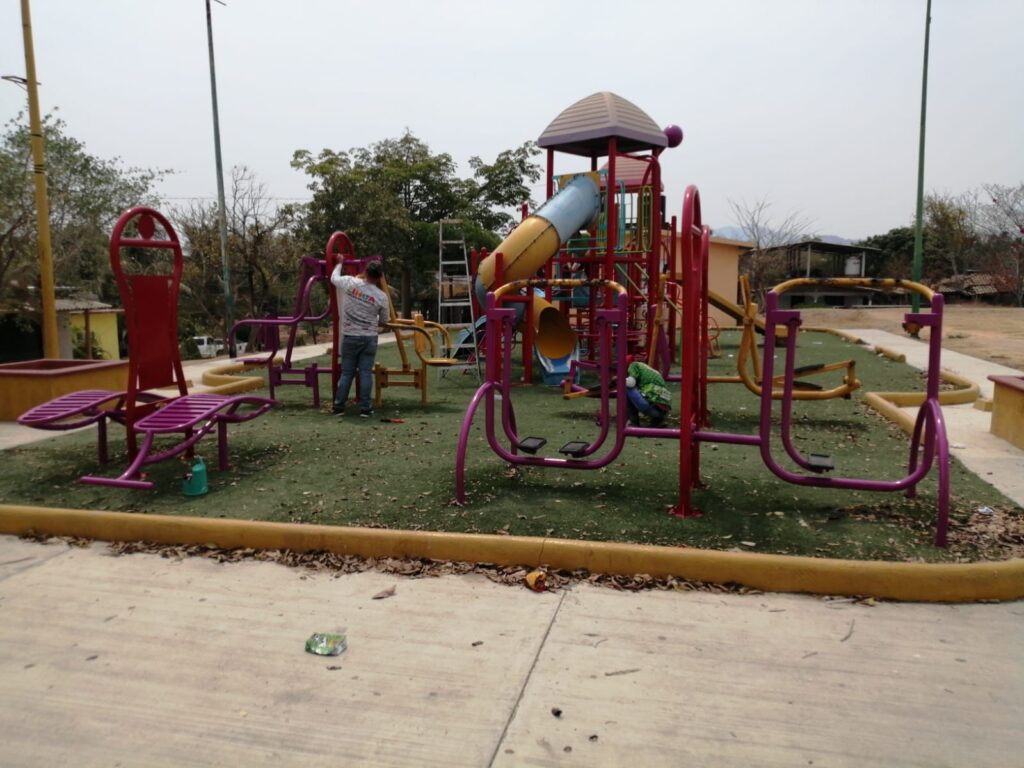 Gobierno de Jorge Sánchez Allec renueva imagen de los parques recreativos de Zihuatanejo