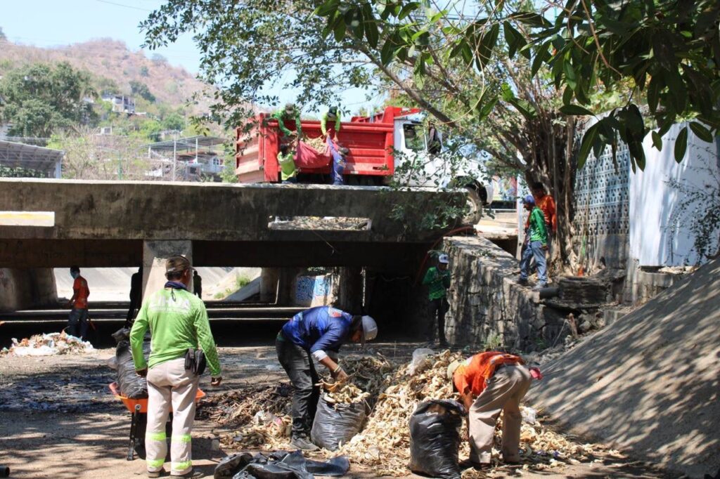 Gobierno de Zihuatanejo concluye con la limpieza de canales pluviales en la ciudadanía