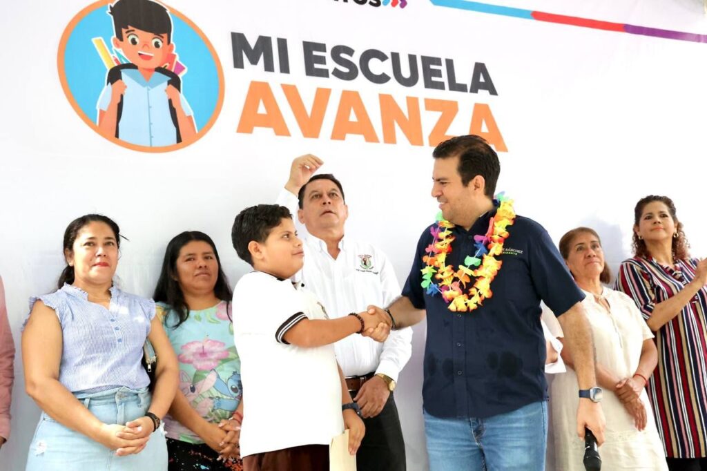 Presidente Jorge Sánchez Allec da inicio a techumbre en primaria Cuitláhuac de colonia 20 de Noviembre
