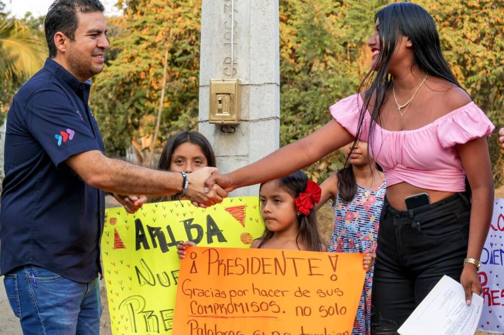 Alcalde Jorge Sánchez Allec entrega obra de electrificación en colonia de San José Ixtapa