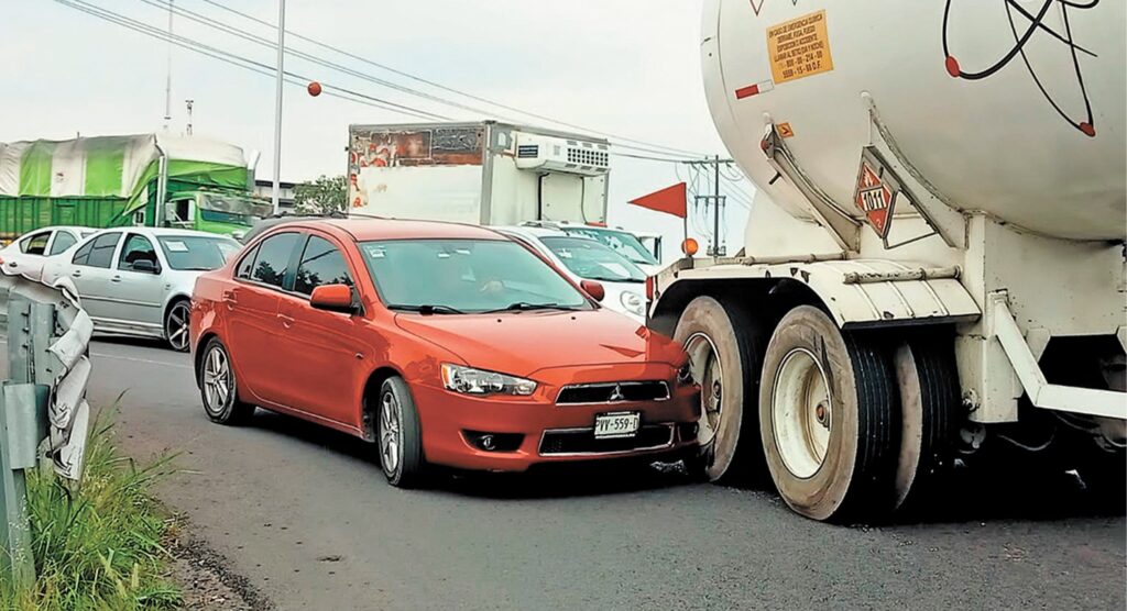 Choca auto contra un tráiler en el Paso Express, Morelos