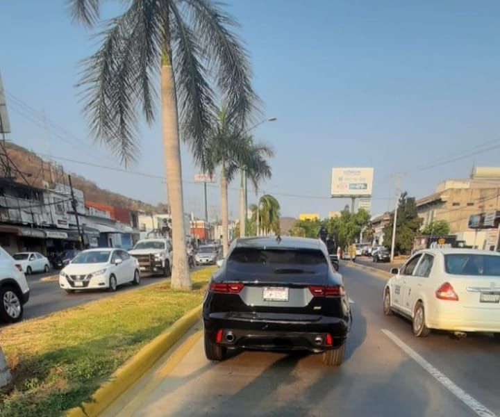 Choque vehicular en Paseo de Zihuatanejo deja sólo daños materiales