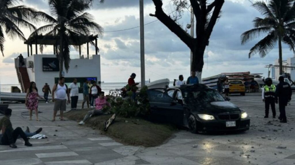 Jóvenes ebrios estrellan auto de lujo contra poste en Veracruz; 1 muerto y 5 heridos