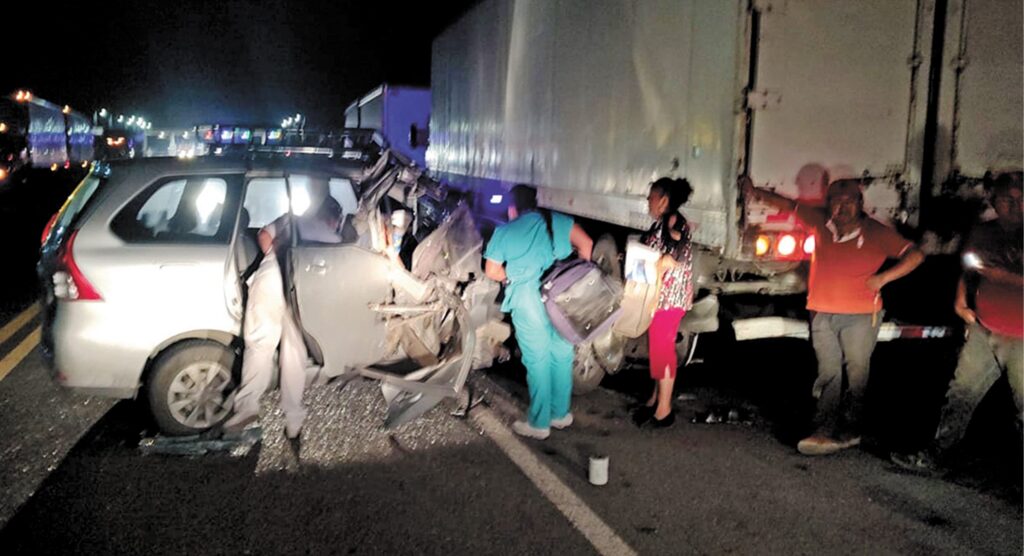Resultan dos mujeres heridas tras sufrir accidente en la Autopista Siglo XXI