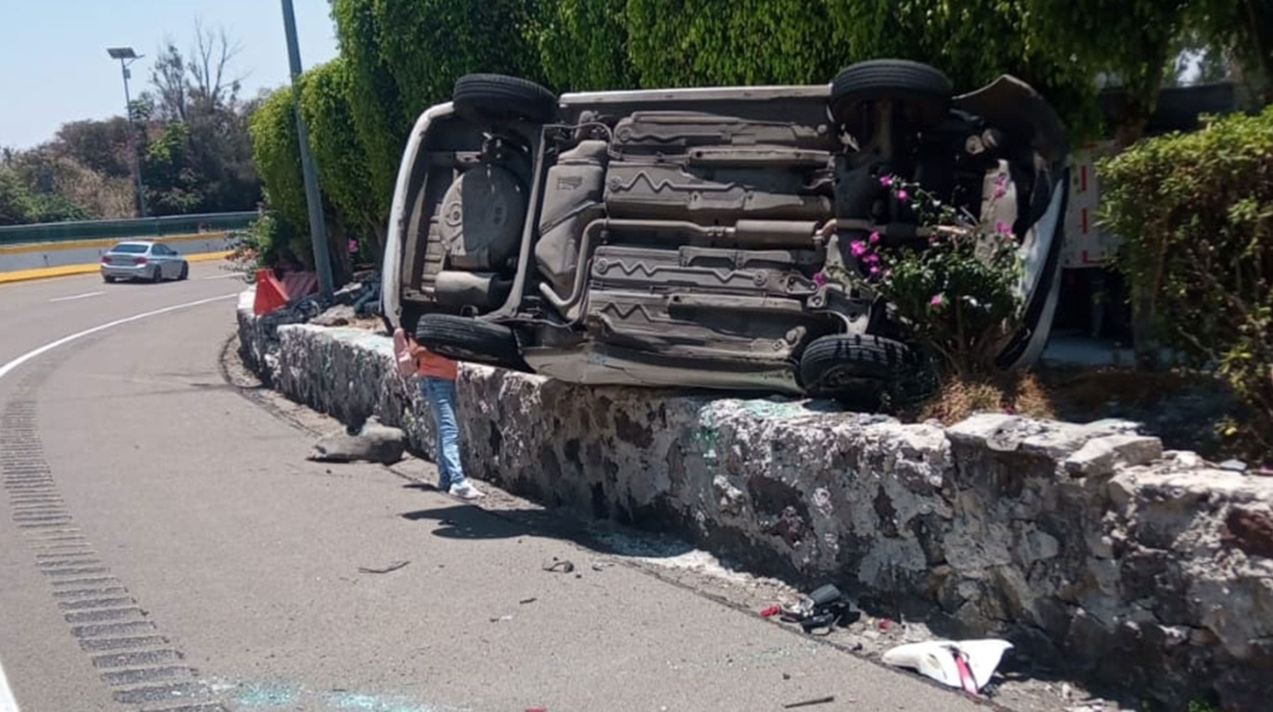 Pareja vuelca en la Autopista México –Cuernavaca