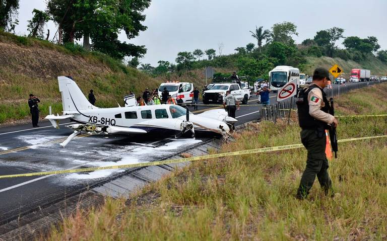 Avión aterriza de emergencia en una carretera de Veracruz
