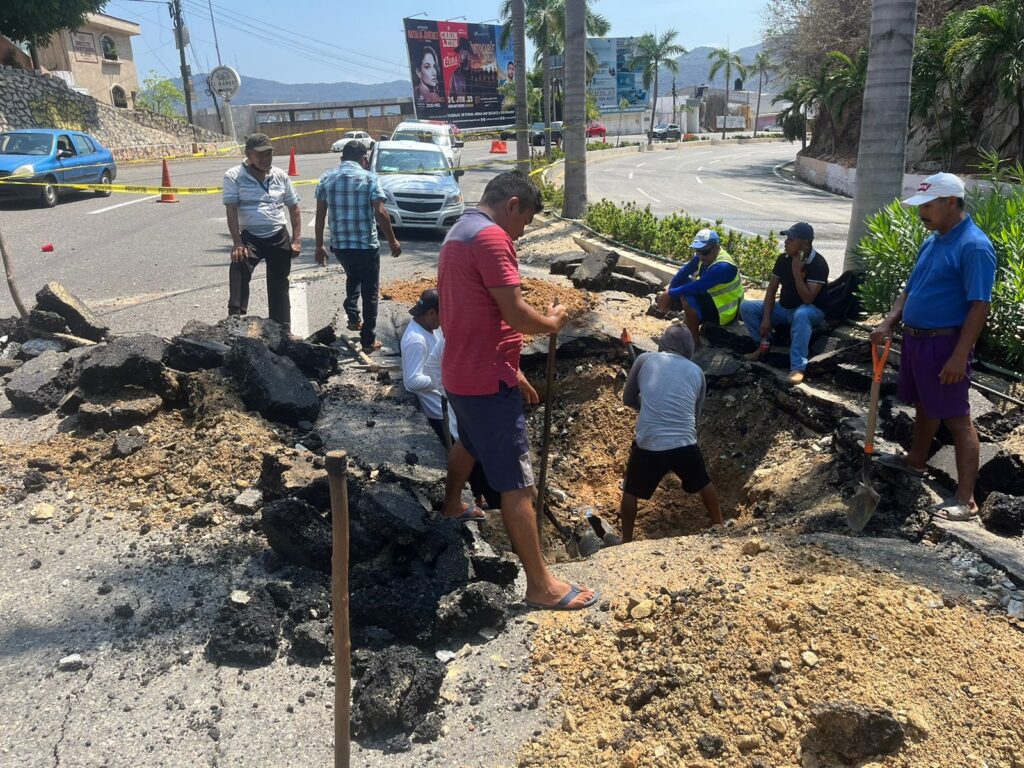 Brinda CICAEG y Capama atención inmediata a fuga de agua y socavón en la avenida escénica de Acapulco