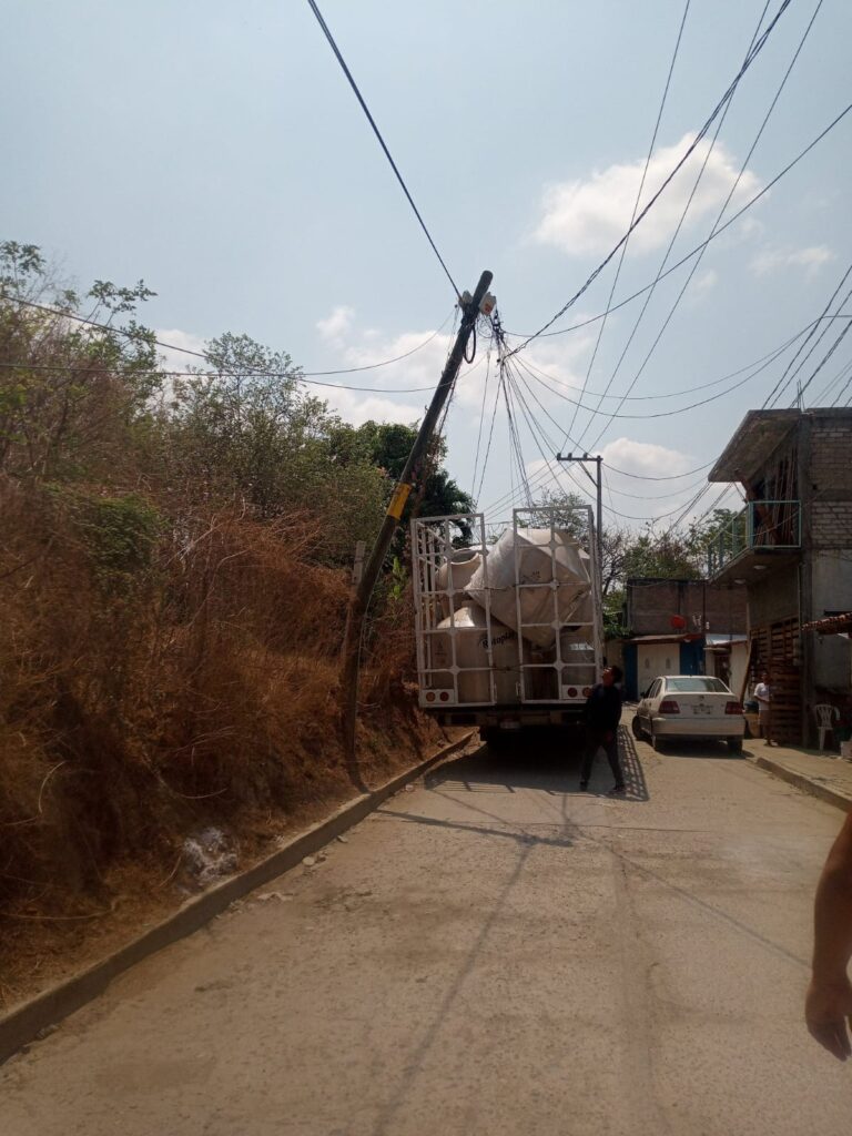 Camión derriba cables y un poste en Atoyac