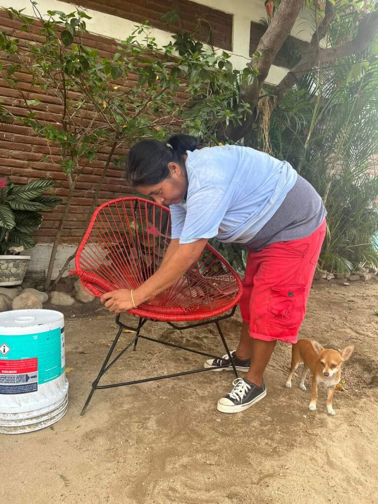 Mujer fabrica chimeneas y teje sillones para mantener a su familia