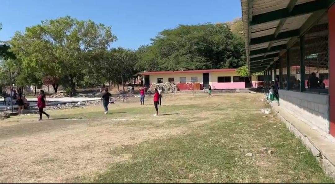 Sin docente, alumnos de primaria en Tecpan