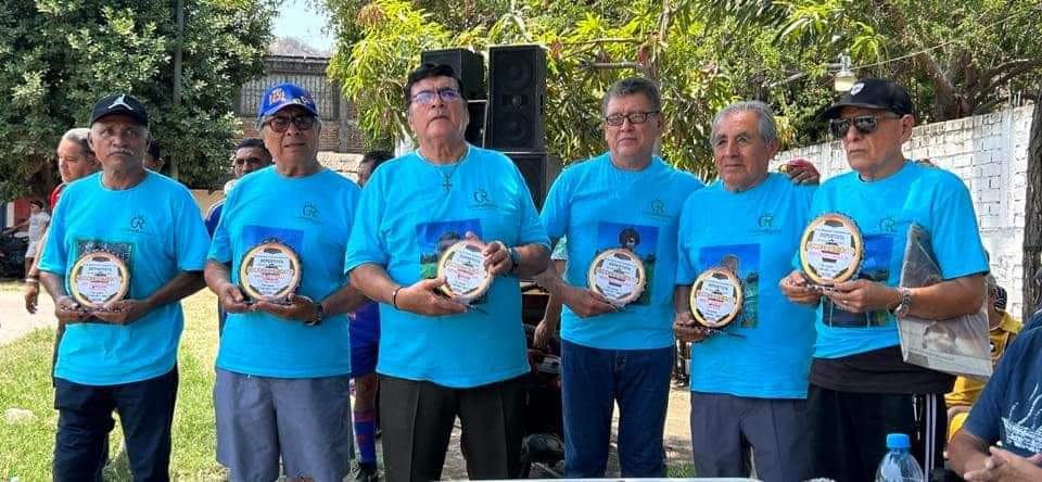 Reconocen a ex futbolistas en Tecpan