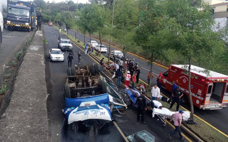 Camión de pasajeros termina aplastado al volcar en Uruapan