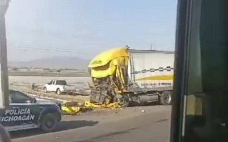 Conductor queda prensado dentro de un camión en Michoacán