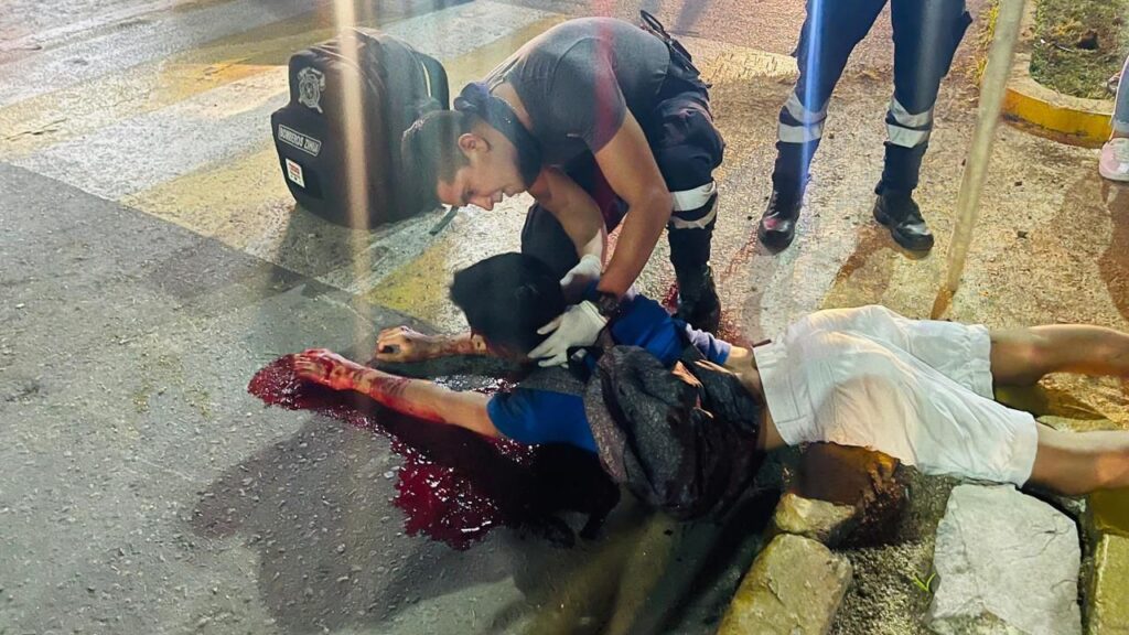 Ebrio motociclista derrapa tras chocar contra la camellón en Zihuatanejo
