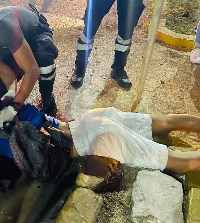 Ebrio motociclista derrapa tras chocar contra la camellón en Zihuatanejo