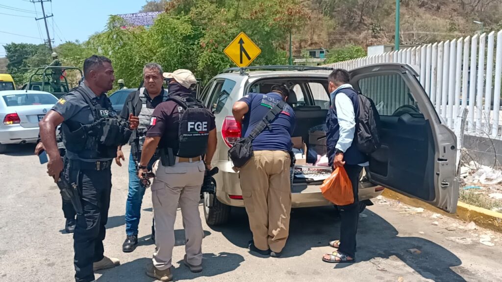 Afuera del hospital de El Quemado de Acapulco… Atrapan a dos personas con medicamento del sector Salud